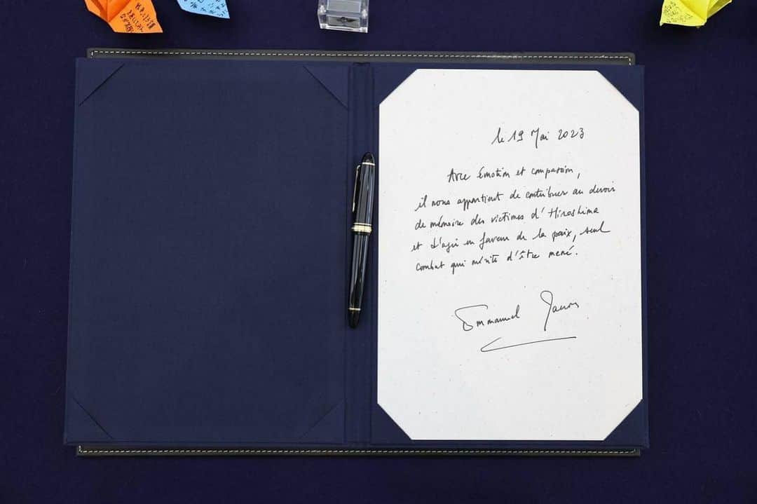 フランス大使館さんのインスタグラム写真 - (フランス大使館Instagram)「広島の原爆資料館を訪れたマクロン大統領は、芳名帳に次のように記帳しました。  「 感情と共感の念をもって広島で犠牲となった方々を追悼する責務に貢献し、平和のために行動することだけが、私たちに課せられた使命です。」」5月22日 11時18分 - ambafrancejp