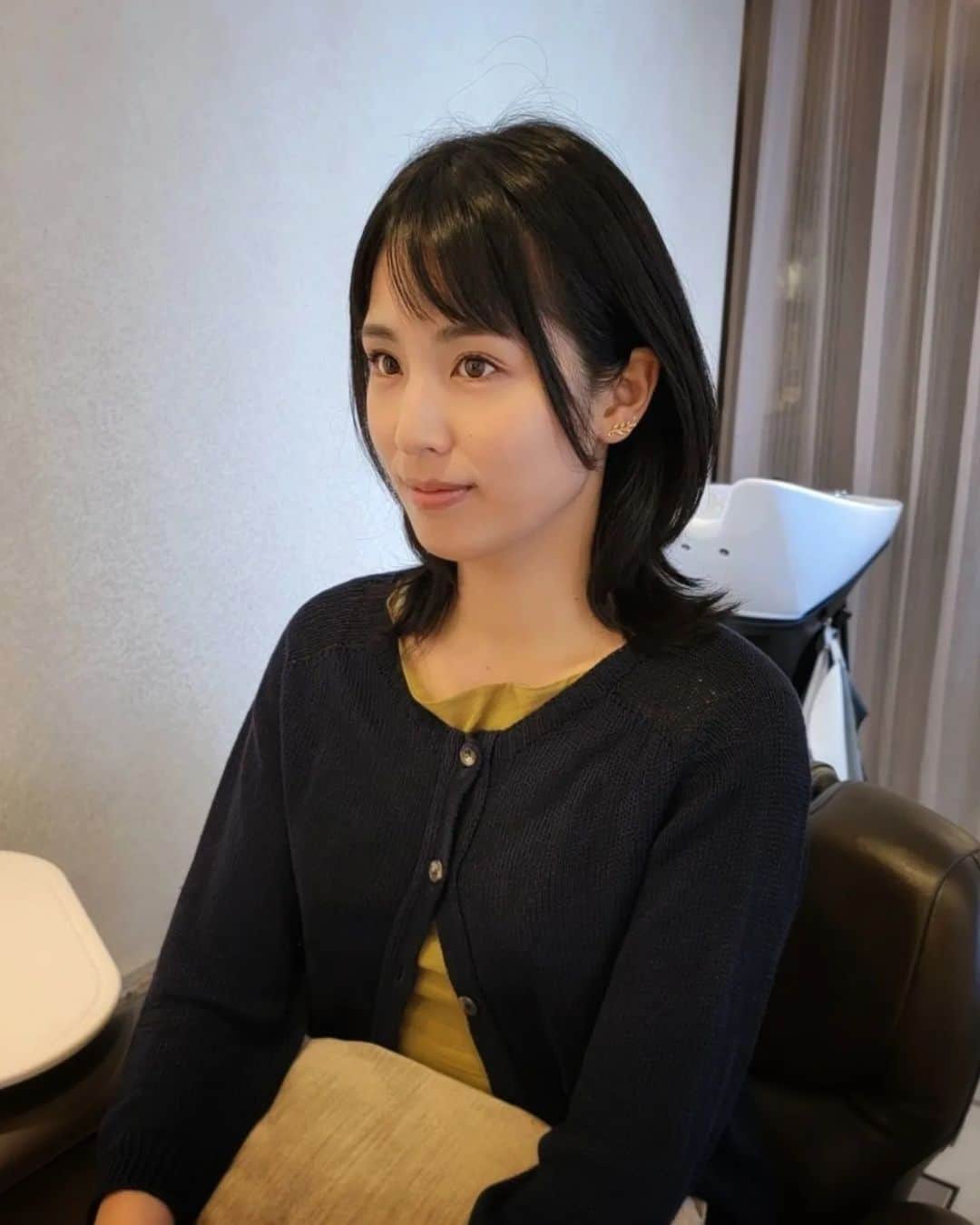 本仮屋リイナのインスタグラム：「もわもわ×前髪パッツン頭を天才増本さん ⁡  @taku.masumoto に整えてもらいました✂⁡ ⁡髪質が別人🥹✨⁡ ⁡3枚目がbeforeです💁⁡ ⁡ ⁡⁡新しい週のはじまり...のんびりゆるゆるがんばります🐌💠🌿 #気分もスッキリイナ✂⁡」