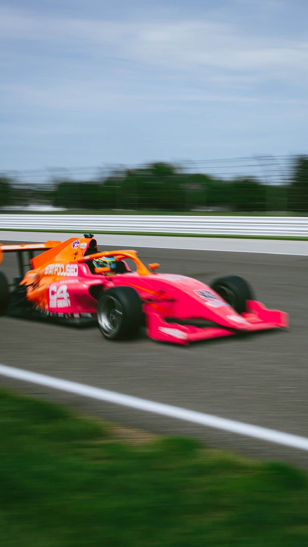 Lindsay Brewerのインスタグラム：「my inner peace🤍🏁」