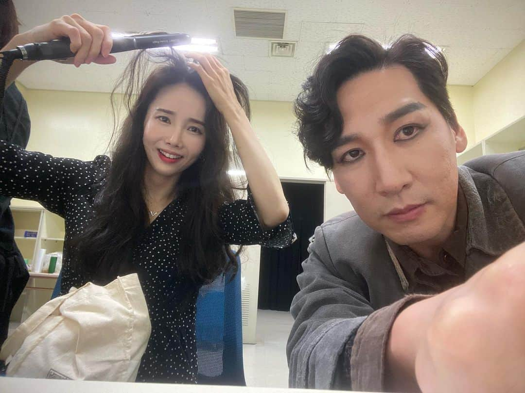 リンジさんのインスタグラム写真 - (リンジInstagram)「어제, 그제의  영웅 서울 공연의 마지막 순간들..❤️ 소중하고 따듯한 배우, 스텝들과 함께 💕  #BYE#블루스퀘어신한카드홀 #뮤지컬영웅  작년 12월 대구부터 시작 되었던  뮤지컬 '영웅' 서울공연 끝! 바로 '천안' 금,토 공연에서 만나욥🫣 #없는사람 #지방공연에서 😉」5月22日 11時32分 - linzy_minji