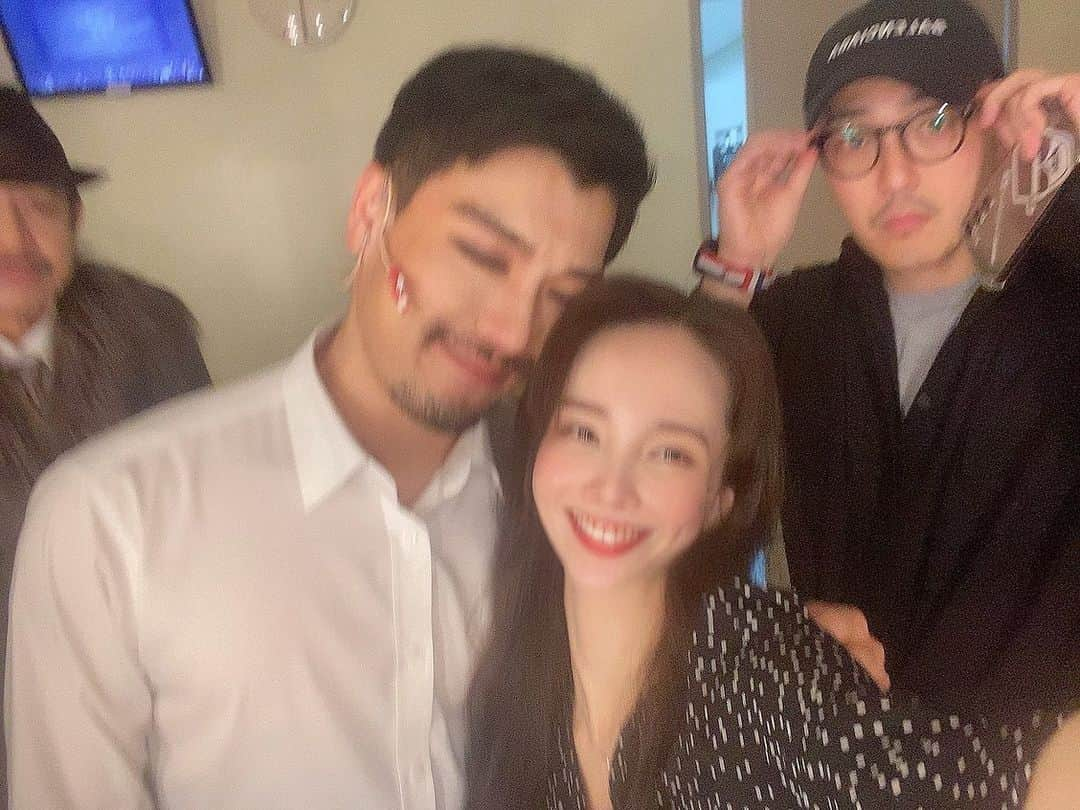 リンジさんのインスタグラム写真 - (リンジInstagram)「어제, 그제의  영웅 서울 공연의 마지막 순간들..❤️ 소중하고 따듯한 배우, 스텝들과 함께 💕  #BYE#블루스퀘어신한카드홀 #뮤지컬영웅  작년 12월 대구부터 시작 되었던  뮤지컬 '영웅' 서울공연 끝! 바로 '천안' 금,토 공연에서 만나욥🫣 #없는사람 #지방공연에서 😉」5月22日 11時32分 - linzy_minji