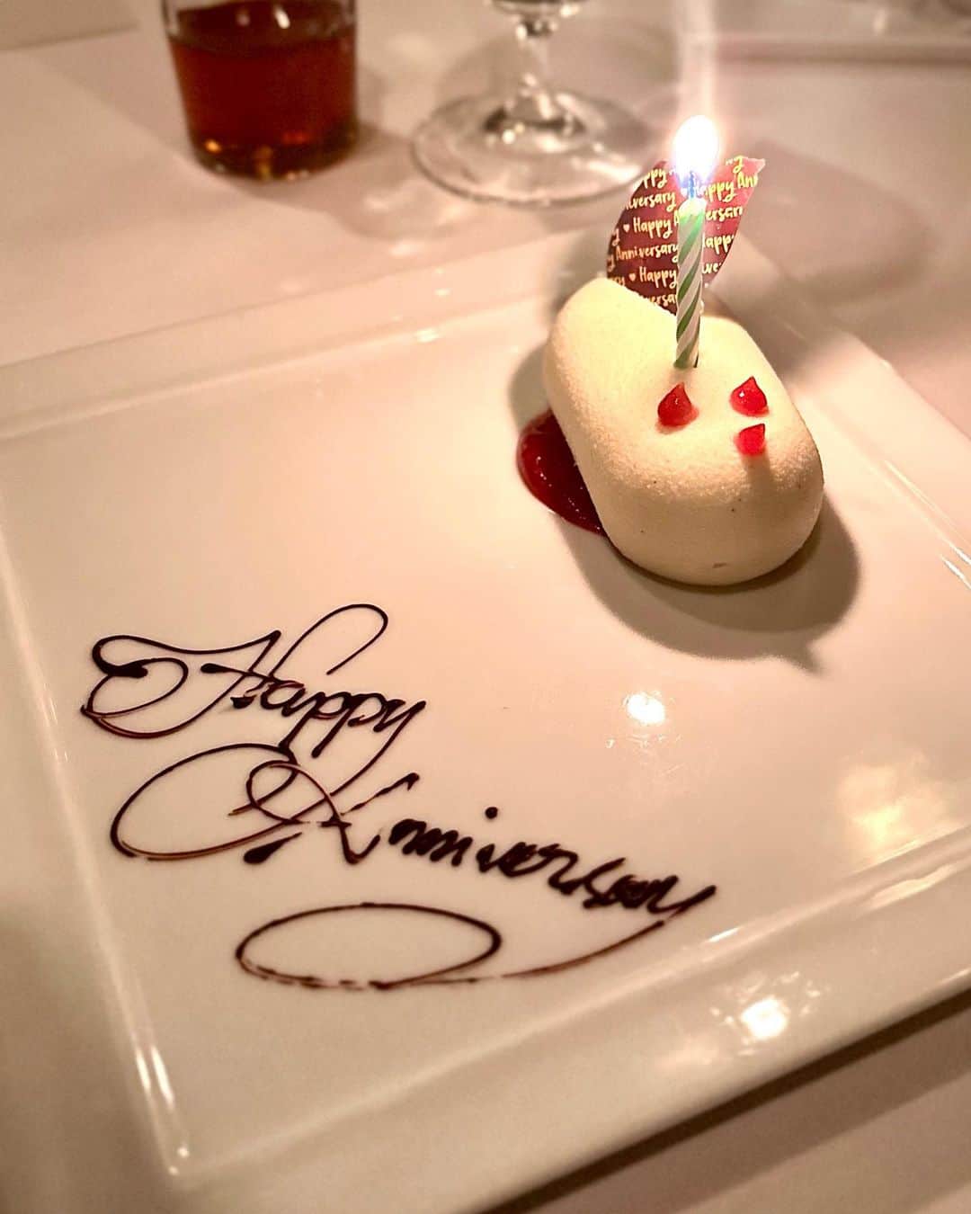 箕輪玖美さんのインスタグラム写真 - (箕輪玖美Instagram)「La Mar🍽️🥂 ・ ・ 初日のディナーはハレクラニホテルのメインダイニングで😊 ・ ・ 先日主人の誕生日をお祝いしてもらったばかりなのに、結婚10周年のお祝いをしてくれた友人カップル🥹✨ ・ ・ 素敵なレストランで海を眺めながら美味しいお料理を頂く…なんとも優雅な夜でした✨ ・ ・ イベント毎にサプライズのお祝いや、細やかな気遣いをくれるお2人😊 いつもありがとうございます✨  #lamar #halekurani #hawaii #french #dinner #フレンチレストラン #ラメール #ハレクラニホテル #ハワイ旅行 #結婚10周年 #サプライズプレゼント  #バラの花束 #アラフィフ女子 #箕輪玖美」5月22日 11時33分 - kumi.111