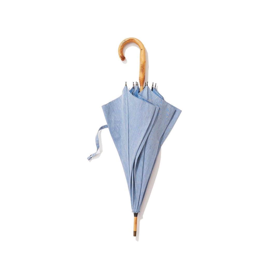 K.KSHOP_officialさんのインスタグラム写真 - (K.KSHOP_officialInstagram)「・ New♦️Arrival・ ・ ◆ WAKAO ワカオ/晴雨兼用シャンブレー日傘（Blue） ・ 昭和13年(1938年)創業の洋傘工房WAKAO。"いつまでも大切に使っていただきたいから、一つ一つを丁寧に仕上げる" そんな職人の心意気 が、傘という道具を魅力的な製品に仕上げている日本の老舗傘メーカーです。こちらは、赤や黄色、緑、紺のポップなカラーネップ糸を織り込んだシャンブレー生地を使用した、表情豊かな晴雨兼用長傘。 中棒には衝撃に強い樫を使用し、持ち手には葡萄の木を接いだ一本木のような風合いで、特別感のある佇まいが魅力なアイテム。女性が持ちやすいサイズ感で、晴れた日は日傘として、雨の日は雨傘としてもお楽しみいただけます。 ・ #kkcloset #kkshop #菊池京子 #kyokokikuch #coordinate #code #ootd #outfit #kotd #カジュアル #style #fashion #ファッション #follow #happy #傘　#日傘　#japan #長傘　#blue #classic #シャンブレー」5月22日 11時29分 - k.kshop_official