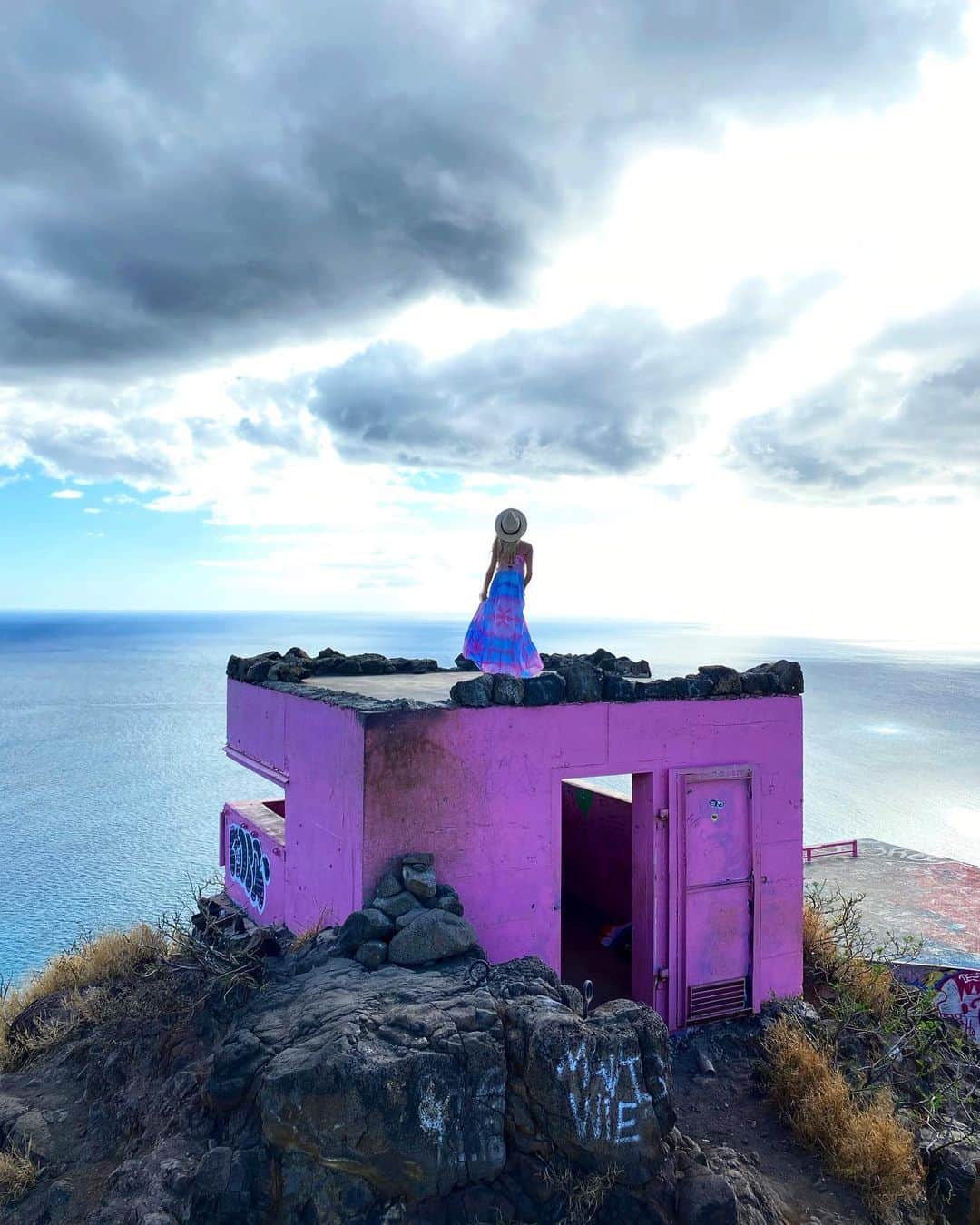 shihoさんのインスタグラム写真 - (shihoInstagram)「🩷🩵🎀🩵🩷 ・ 📍Maili Pillbox  Pink Pillbox ・ さっきまで晴れていたのに、 お天気が変わりやすいのも Hawaiiの特徴の一つ。 ・ 太陽が隠れるか隠れないかの空は 神様が降りてきそうな神秘的な景色。 この景色もまた美しい♡ ・ #hawaii#islandofoahu#oahu#ハワイ#trip #オアフ島#travel#loco_hawaii#travel_jp #funtorip#タビジョ#旅MUSE#genic_travel #genic_mag#たびねす#旅行#genic_hawaii #mailipillbox#ピンクピルボックス#pinkpillbox #pink#pillbox#beach#ocean#view#oahuhawaii #tabijyomap_hawaii#lealeahawaii#2023」5月22日 11時42分 - shiho.ga8