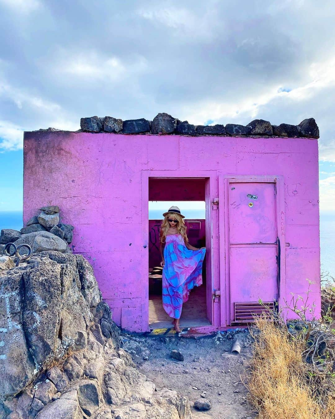 shihoのインスタグラム：「🩷🩵🎀🩵🩷 ・ 📍Maili Pillbox  Pink Pillbox ・ さっきまで晴れていたのに、 お天気が変わりやすいのも Hawaiiの特徴の一つ。 ・ 太陽が隠れるか隠れないかの空は 神様が降りてきそうな神秘的な景色。 この景色もまた美しい♡ ・ #hawaii#islandofoahu#oahu#ハワイ#trip #オアフ島#travel#loco_hawaii#travel_jp #funtorip#タビジョ#旅MUSE#genic_travel #genic_mag#たびねす#旅行#genic_hawaii #mailipillbox#ピンクピルボックス#pinkpillbox #pink#pillbox#beach#ocean#view#oahuhawaii #tabijyomap_hawaii#lealeahawaii#2023」