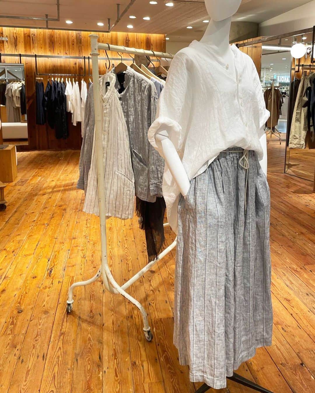 のインスタグラム：「•  pas de calais  Summer Collection  ■ W Point Fair 5/28(日)まで開催しております！  #pasdecalais  #pasdecalais_offical_jp  #パドカレ #wpointfair  #natural  #パドカレのリネン #パドカレコーデ」