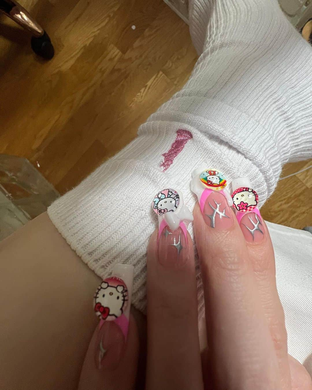 Mei Kawajiriさんのインスタグラム写真 - (Mei KawajiriInstagram)「Tribal Hello kitty 🩷🍓Couple Nails🤍🍓❤️ for 2 year’s anniversary with my love 🥰❤️🩷🤍」5月22日 11時48分 - nailsbymei