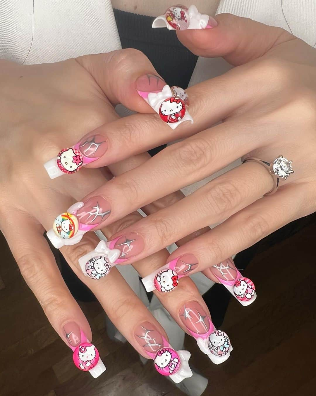 Mei Kawajiriさんのインスタグラム写真 - (Mei KawajiriInstagram)「Tribal Hello kitty 🩷🍓Couple Nails🤍🍓❤️ for 2 year’s anniversary with my love 🥰❤️🩷🤍」5月22日 11時48分 - nailsbymei