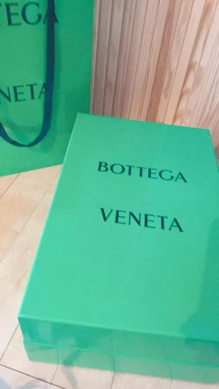 渡辺由香のインスタグラム：「楽すぎて今年も新色のグレーをGET🤍 スニーカーかコレかな最近の足元事情✨  たまに動画撮ると紙が邪魔したり下手すぎだけど 撮り直しもしないでとりあえずUP🤣💜  そして、ブランドモノUPしてる人見ると ハナボに ママこれって自慢だよね と言われた🤣 あ、はい、、、そうかもしれませんw 好きなものをシェアして何が悪いんだよーやけどw🤣 テンション上がってるんやからいいやんか！やけどw ワラケルwww  #bottegaveneta #myshoes」