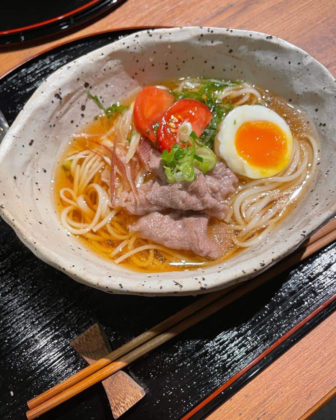 奥村愛子のインスタグラム：「🥢  気になっていた 西本淑子さんのお店 nimo にはじめて行けました （@yoshiko.nishimoto ）  隠れ家的な落ち着く空間と、おいしい和食 淑子さんが作ってくれるごはん 一品一品が丁寧で あったかくて安心で包まれる〜  めちゃくちゃ久々にお会いする方もいて（15年ぶりくらい） 尽きない話であっという間でした 紹介制というのもあってか お隣の席もたまたまお知り合いというラッキー感 いい日だった  #和風ダイニング三宿nimo」