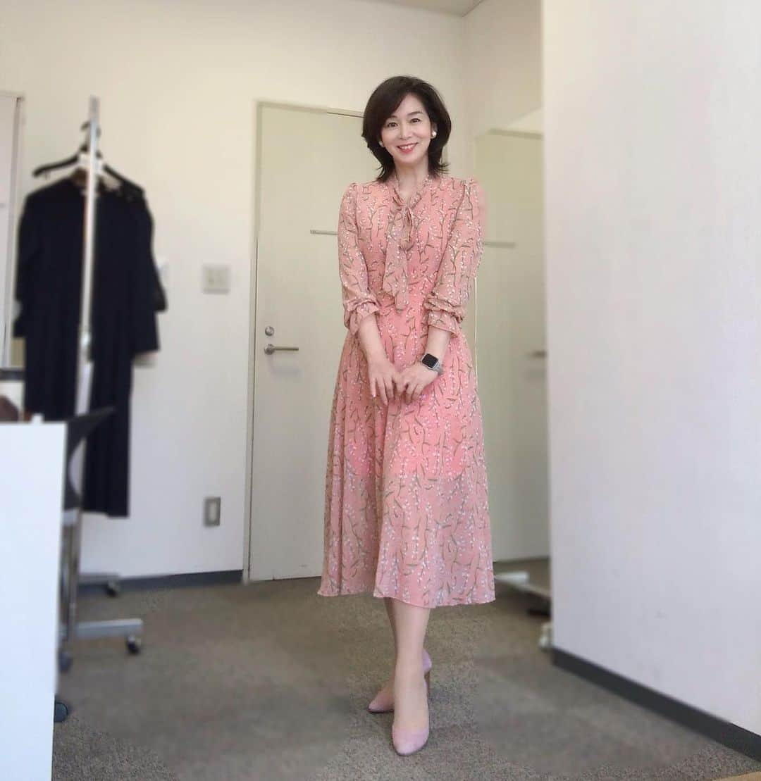 伊藤聡子のインスタグラム：「先週のアップ♪の衣装はピンク✖️すずらんの花柄のワンピースでした😊 終了後にメーテレの食堂のテラスで久しぶりにみんなでプチ宴会をしました💕 心地よい夜風を感じながらのビールとおつまみ！楽しかった〜🥰 （しかし私はこの前にしっかり美味しいお弁当も食べていたのでした🤣） #メーテレアップ#鈴木しおり さん#望木聡子 さん#石上愛子 さん#渡辺千佳 さん#西尾菜々美 さん#伊藤聡子」