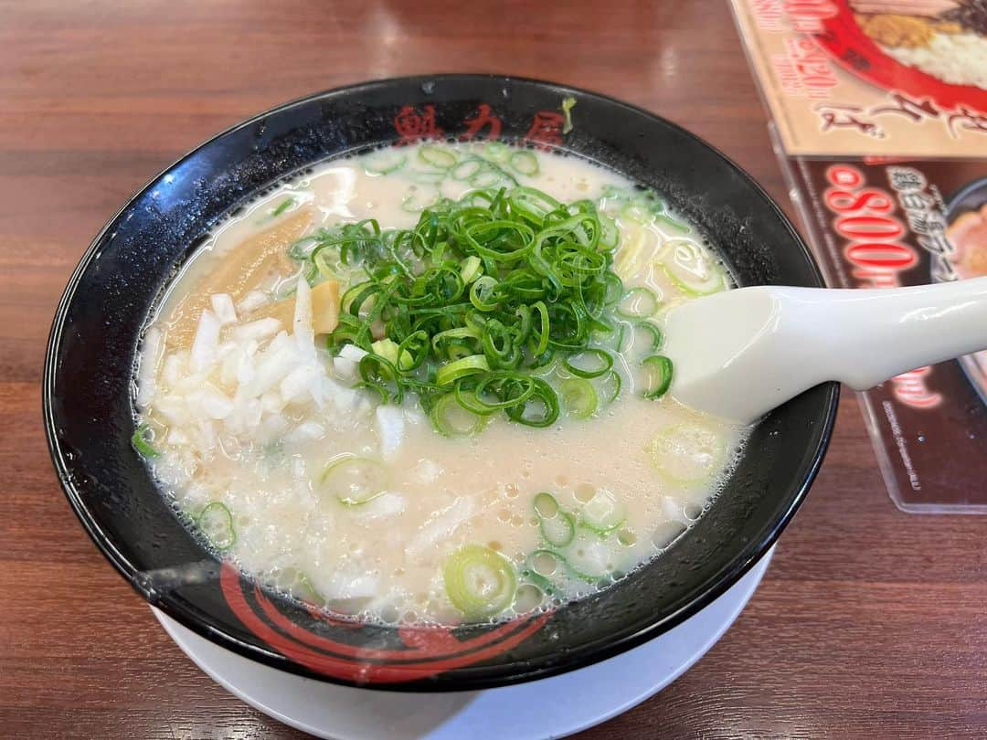 かこさんのインスタグラム写真 - (かこInstagram)「食べ歩きの締めは魁力屋さん🍜期間限定のやつ食べた！鶏白湯ラーメンと煮干しまぜそば🫶🏻 煮干しまぜそば撮る前に食べてまった🥲笑 めちゃくちゃ美味しかった〜🥰🥰 #魁力屋 #ラーメン #ramen #まぜそば #餃子 #唐揚げ #からあげ #町中華 #먹방 #대식가 #먹팔 #먹팔해요 #먹스타그램 #大食い #双子 #はらぺこツインズ  #大胃王 #モッパン #ความตะกละ #Ham ăn #gula #大食い女子」5月22日 11時58分 - harapeko__kako