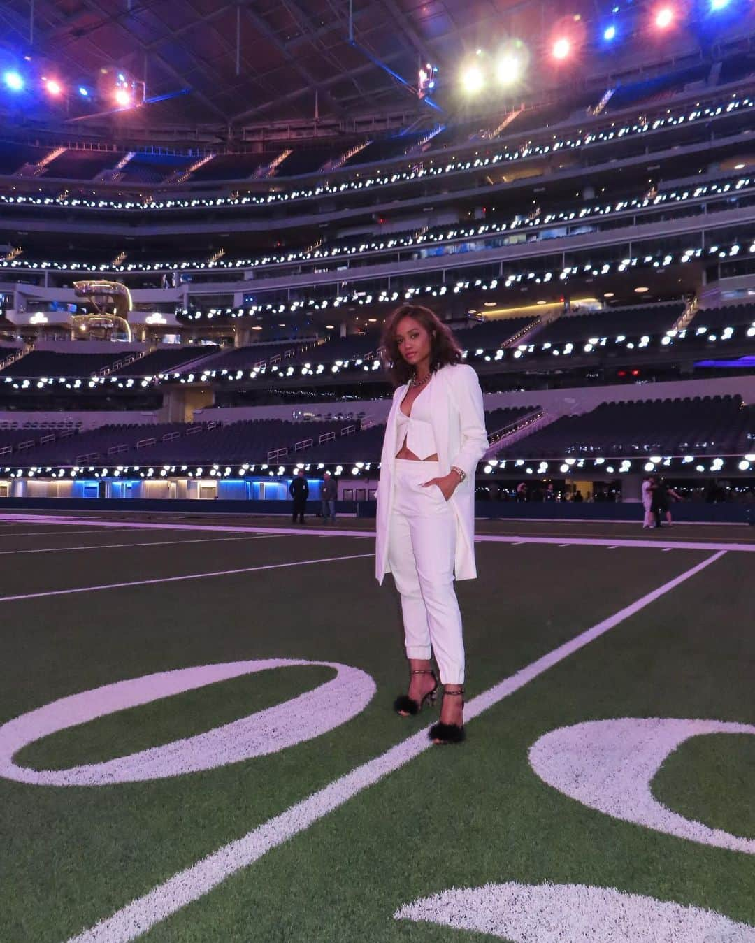 レイチェル・リンゼイのインスタグラム：「Never played on the field but I did party on one.   Outfit: @aliceandolivia  Shoes: @stevemadden」