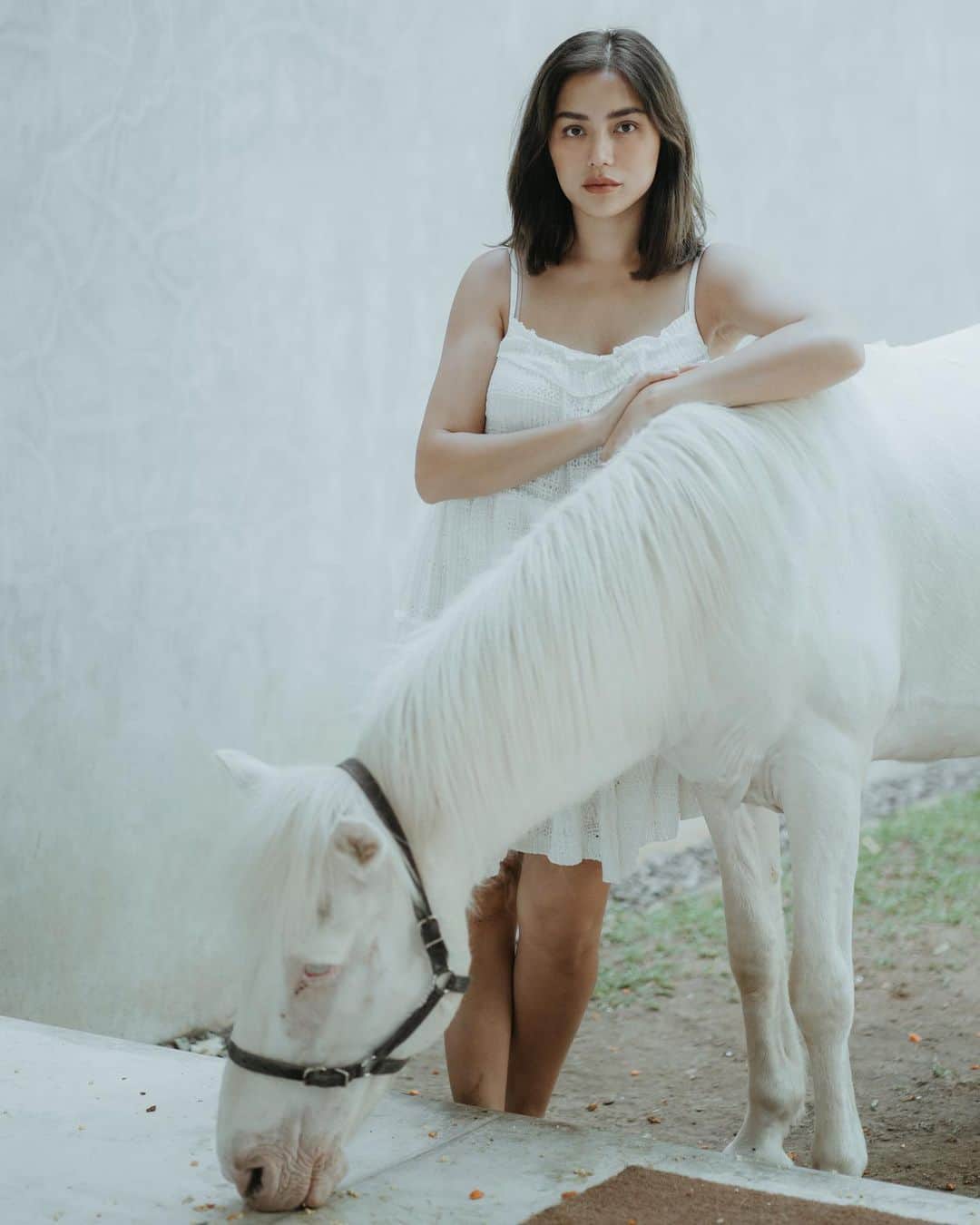 ジェシカ・イスカンダルさんのインスタグラム写真 - (ジェシカ・イスカンダルInstagram)「Lagi P-D-K-T   #jedar dan #kuda  #jessicaiskandar #horse #white #bali #indonesia」5月24日 10時30分 - inijedar