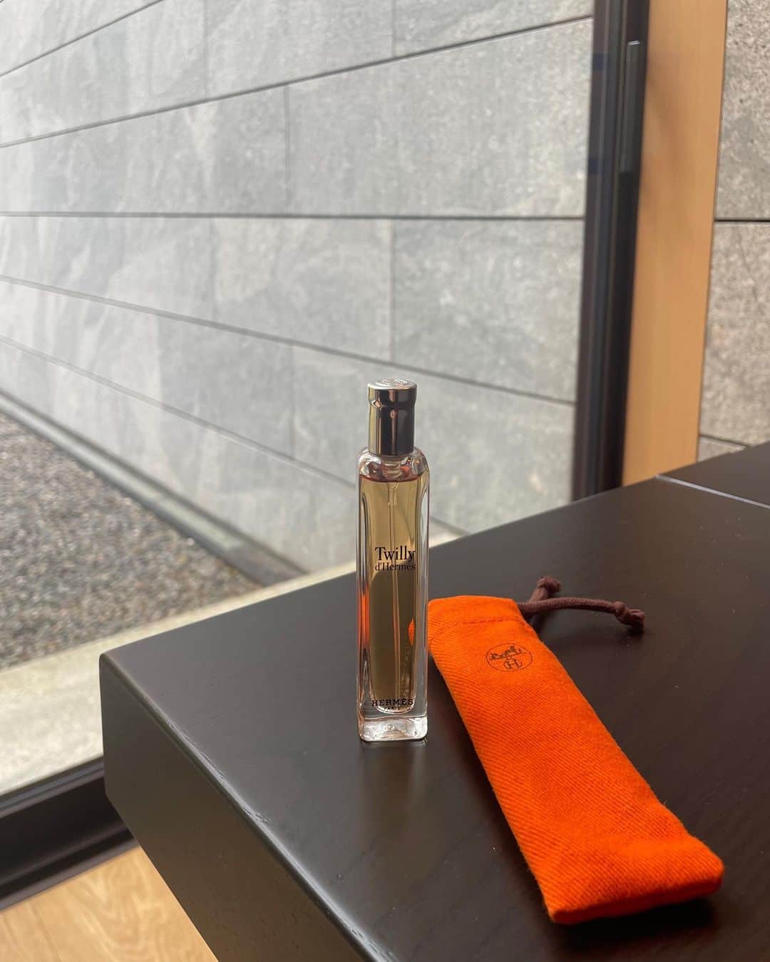 由架子 川野のインスタグラム：「付けてると良い香りとよく言ってもらえる Twilly @hermes 🧡  このサイズ感も気に入っております🫶  #hermes #twillydhermes」