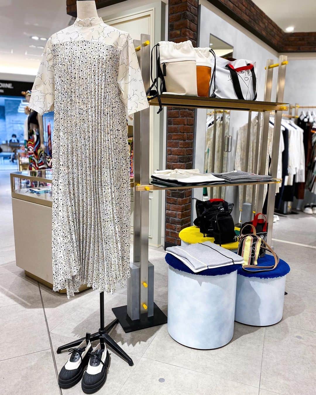 HANKYU.MODEさんのインスタグラム写真 - (HANKYU.MODEInstagram)「． PICK UP ITEMS! At 3F MODE  「ALIITA」と「PLAN C」より、これからの季節におすすめのアイテムをピックアップ。  SPECIAL 5DAYS！ 5/24(水)から5/28(日)までペルソナクーポンを開催。対象商品は15％OFF。 ※一部除外品あり。詳しくは売場スタッフまで。  Page1　Tシャツ　各30,800円  Page2 バッグ(中)　各74,800円 バッグ(小)　60,500円  Page3 シューズ　94,600円 サンダル　118,800円  Page4　バッグ　各93,500円  #aliita #アリータ #planc #プランシー #hankyumode #hankyu #阪急百貨店 #阪急本店 #うめはん #ファッション  #トレンドファッション  #Tシャツ #バッグ #サンダル #jewelry #ジュエリー #ネックレス #ブレスレット #リング」5月22日 12時00分 - hankyumode