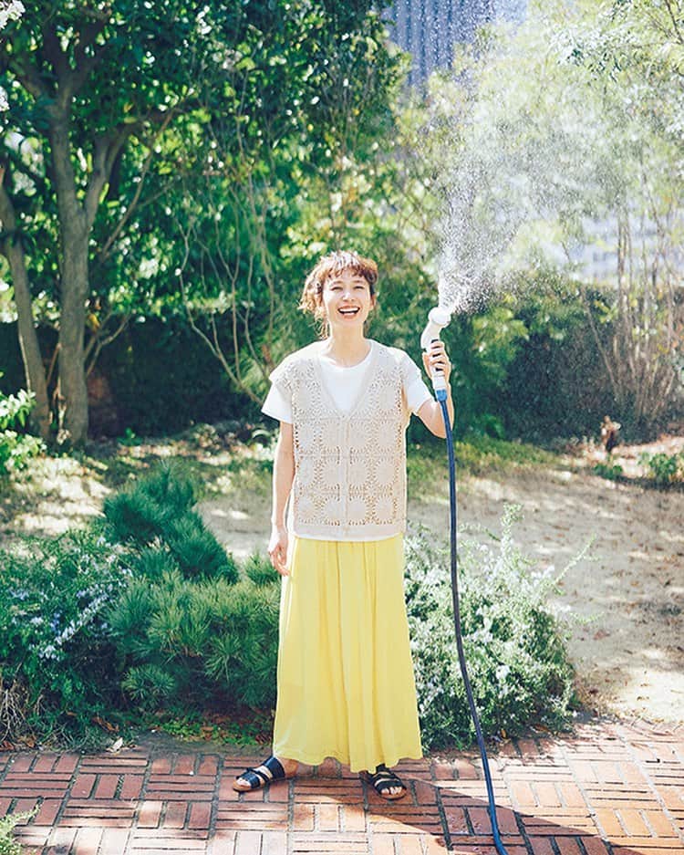 kazumiさんのインスタグラム写真 - (kazumiInstagram)「リンネル７月号🌼 @liniere_tkj  「Viola e Violaの心地いい服で楽しむ暑い季節の装い」 夏に向けて気持ちが高まるカラフルで嬉しい！機能面も充実したリーズナブルなお洋服がたくさん🌈✨  @violaeviola_official の インスタフォロー&いいねで リンネル着用アイテムが当たるお得なキャンペーンも やっているのでチェックしてみてね🥰 誌面&WEBで🫶  📸 @ph_yusuke_moriwaki  @kaaana75  @yucayuka7  @miyakemomoko  . #リンネル#violaeviola #ヴィオラエヴィオラ #kazumi」5月22日 12時04分 - kazumi0728