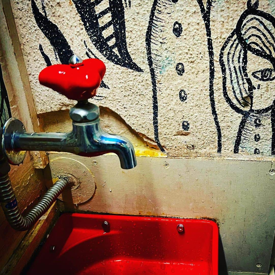 藤田朋子さんのインスタグラム写真 - (藤田朋子Instagram)「すみません トイレが可愛くて🚽 長めに入ってました ライブハウス高円寺jirokichi 北見焼肉のっけさん８周年イベント㊗️  #自撮り女 #蛇口が赤🟥 #壁画がゲージツ #最後の写真はトイレと関係なくイケメン #桑山哲也 ←元イケメン #濱正悟さん #坪根悠仁さん #朝ドラ #ミーハーおばさん」5月22日 12時11分 - chiendormant