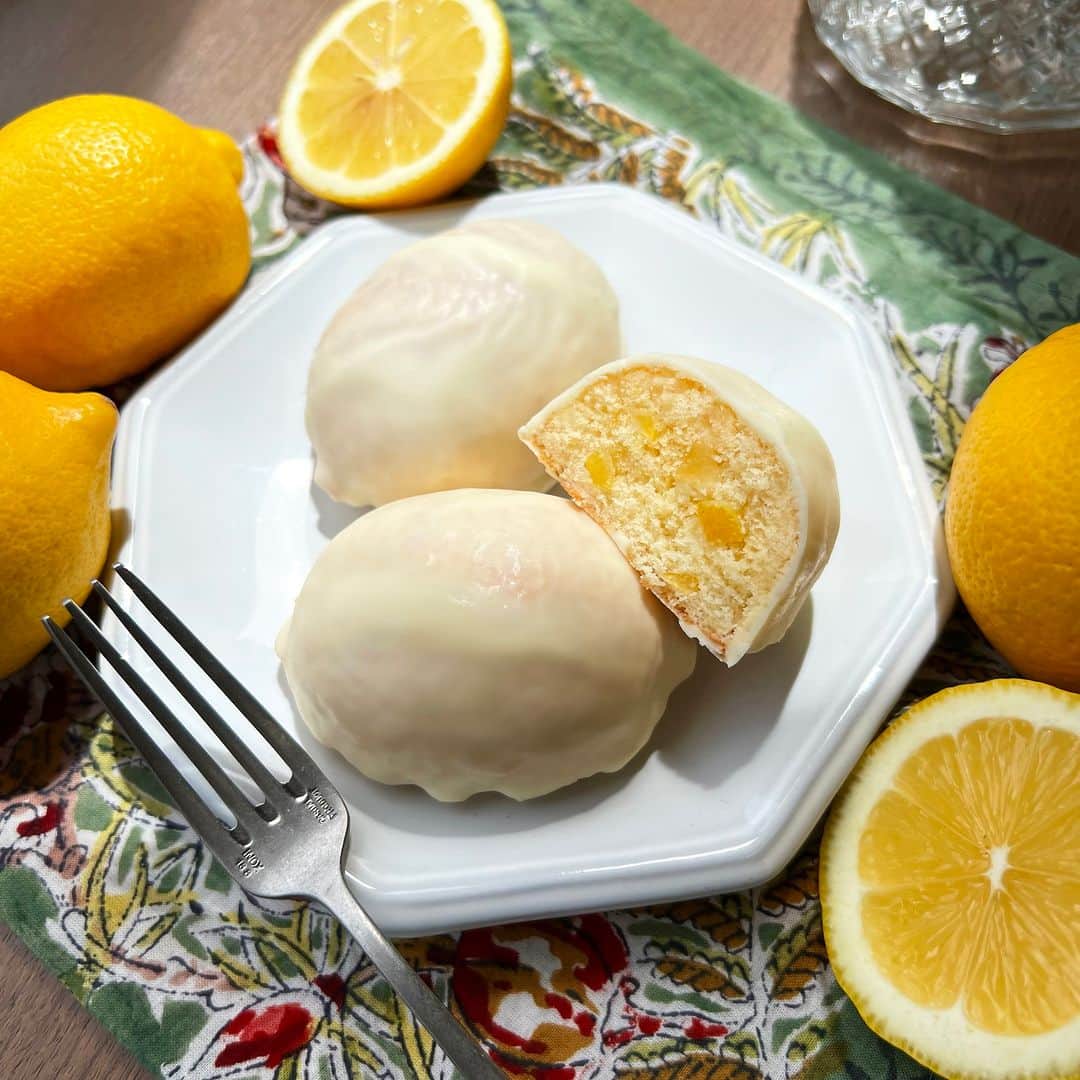 シャトレーゼ Chateraiseさんのインスタグラム写真 - (シャトレーゼ ChateraiseInstagram)「おひさま香るレモンケーキ。  ふんわり焼き上げた生地をホワイトチョコでコーティングしました。 ふわっとレモンの香りが広がり、レモンピールの果肉感がアクセントの焼き菓子です。  今の季節は冷やして食べるのもおすすめ！  #シャトレーゼ #chateraise #レモン #レモンケーキ #レモンスイーツ #レモンお菓子 #瀬戸内レモン #ホワイトチョコ #ホワイトチョコレート #焼き菓子 #焼菓子 #手土産 #手土産お菓子」5月22日 12時14分 - chateraise.jp