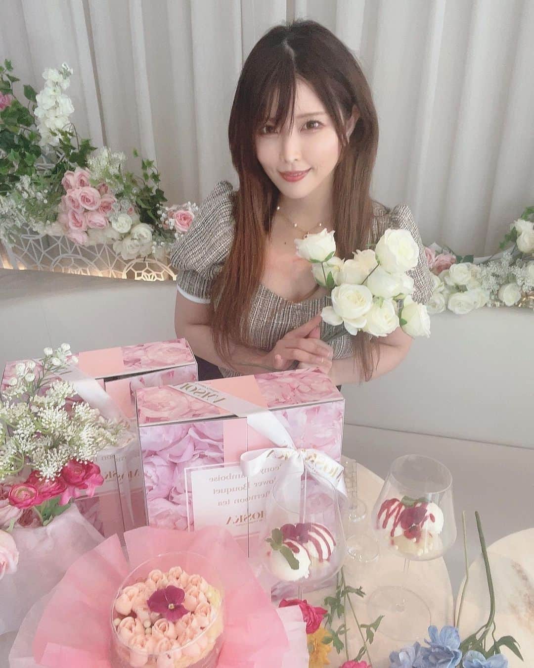 新村あかりのインスタグラム：「脱いでなくても♡ボタン押して〜👉🩷」