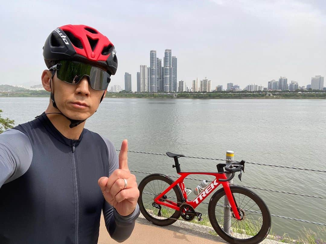 ジヌションさんのインスタグラム写真 - (ジヌションInstagram)「🏊🏻‍♂️🚴‍♂️🏃‍♂️ 고성 IRONMAN 70.3 준비 훈련 오늘 월요일 한주 시작인데 가민이 벌써 이번주 훈련 부하에 도달했다고 휴식을 취하라고 하네😅  @trekbicyclekorea  @garmin_korea  #TREK #트랙 #마돈 #GARMIN #가민 #앳지840 #포러너965」5月22日 12時17分 - jinusean3000