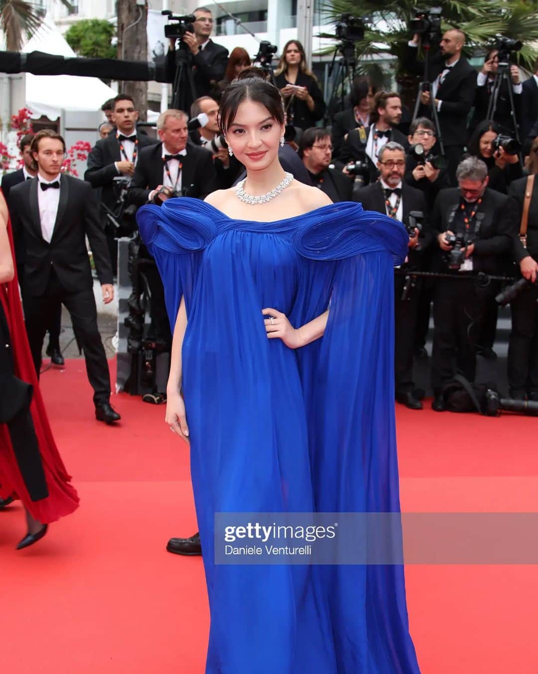 ラライン・シャーのインスタグラム：「Set off my first day in Cannes with the screening of Martin Scorsese’s period epic "Killers of the Flower Moon".  Three and a half hours of pure cinema keeping everyone in the audience completely drawn in.  The movie was nothing short of spectacular.   I left with an overflowing respect and admiration for a man who at age 80, still takes risks in his films and proves he’s one of the greatest filmmakers of our time.  What can I say, this movie was truly deserving of its 9 minute standing ovation.   Cannot wait for the world to experience this journey of a true crime unveiled, utterly gripping and impeccably constructed by a master.   Jewelry @chopard Dress @gauravguptaofficial @stevendostyle @maisonbose Makeup by @danielkolaricmakeup using @patmcgrathreal #patmacgrathlabs makeup Hair by @virginie.pineda using @dessangeparis  #ChopardLovesCinema #Cannes2023 #festivaldecannes2023」
