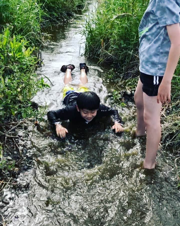 MONKYのインスタグラム：「昨日は家永水産のみんなと川遊びBBQ！  身近な自然、多摩川で陽を浴びて風を感じて心地よよいのヨーイ♪  子ども達もワイワイと幸せな日曜日。  夏になったらナマズ釣りに行きたいな。  #家永水産」