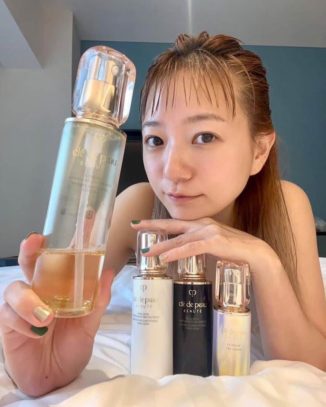 伊藤千晃のインスタグラム：「クレ・ド・ポー ボーテのスキンケアを使い始めて、 間も無く2本目を使いきりそう✨  ここ最近ずっと肌の調子が良くて、 メイクさんにも褒められたから嬉しい🥰  肌が安定すると自信が持てるし、 クレ・ド・ポー ボーテのスキンケアを使い続けてるおかげかな…って思います💕  使い切って改めて思ったけど、 特に気に入っているル・セラムは、 美容液で迷っている人がいたら、 ぜひ試してみてほしい一品❣️  一度使ったら手放せなくなるよ🥺✨✨  #クレドポーボーテ  #PR  @cledepeaubeaute   https://www.cledepeau-beaute.com/jp/key-radiance-care.html」