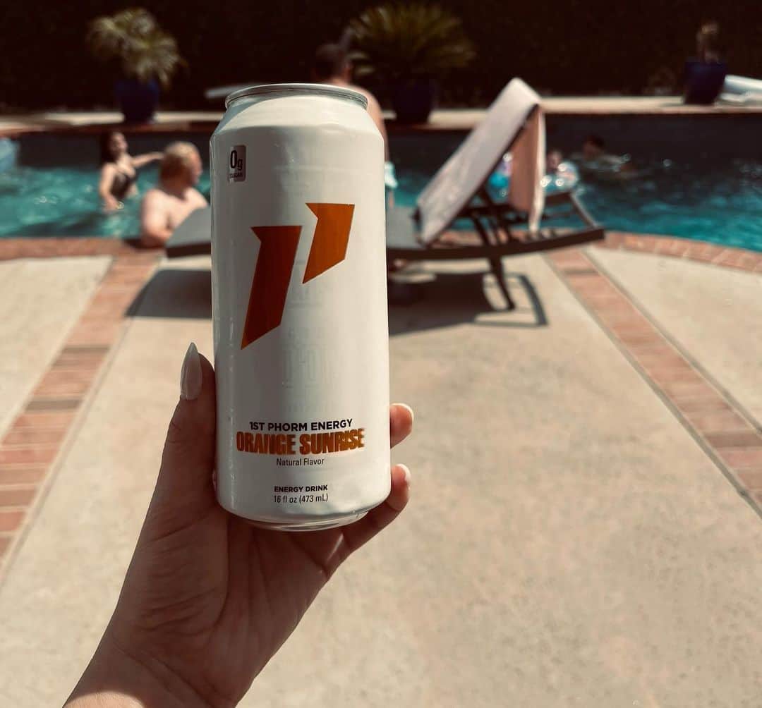 ジェサ・ヒントンのインスタグラム：「Pool day at my house today ❤️ Kyler made lobster and shrimp rolls while everyone played volleyball and the color game :)  Started collecting decorations from the dollar tree for next weekend’s pool party. 😍😍  Gonna need some more energy drinks @1stphorm !  30 people and counting!」