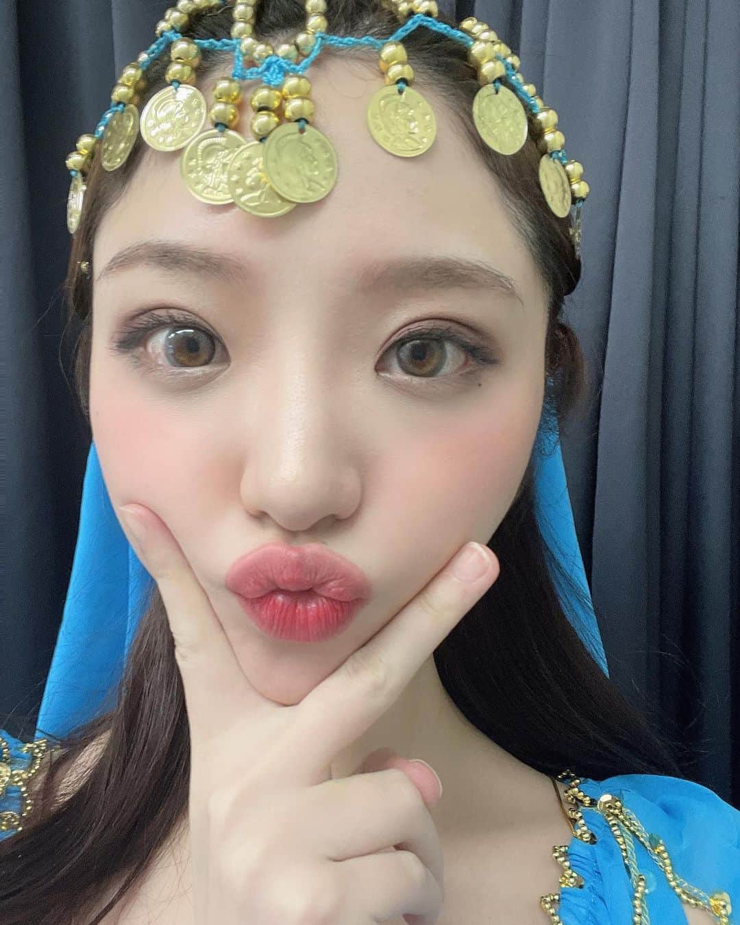 のインスタグラム：「顔どかーーーーーん❤️‍🔥 どかんどかんどがーーーーん！  本日はAlice公演千秋楽にお越し頂きありがとうございました！！！応援いつもありがとう..🫶  そしてホワイトマティーニクラブ1周年！！  皆様のおかげで続けることが出来ました！✨  会場を満席にしたい！！！  たくさんの方に届きますように。  がんばります。  6月4日は新作です！！！！！ 初日は絶対にきてほしい😭✨  White Martini Club 6月本公演  【公演日】 6月4日(日) 6月18日(日)  【会場】 AKIBAカルチャーズ劇場  【時間】 1730開場／1800開演 2000開場／2030開演  【チケット】 S席　7,000円(ウェルカムシャンパン付) A席　5,000円 当日券　5,500円  【6月4日出演者】 White Martini Club KOZUE 　ひな　桃　彩夏　Layla  Rika  ふう  虹　助羽　永久  ※出演者は都合により変更になる可能性があります。ご了承ください  https://map.pigoo.jp/events/artist/2596」