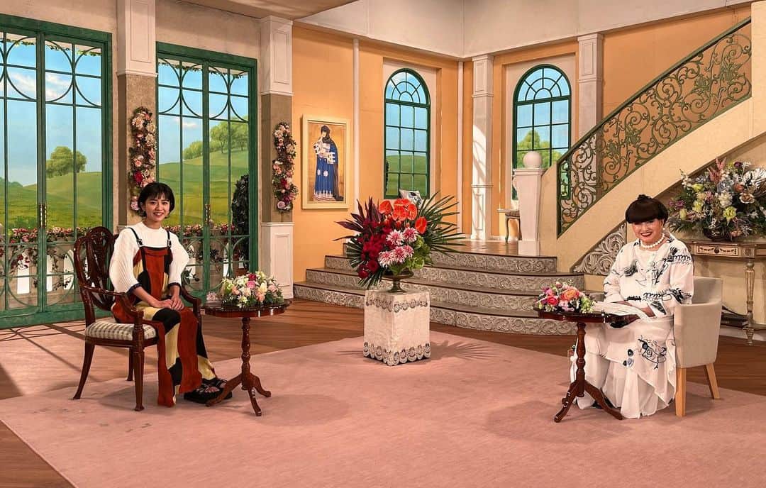 黒島結菜マネージャーのインスタグラム：「⁡ ⁡ みなさま、こんにちは！ ⁡ テレビ朝日「徹子の部屋」に出演いたします。 5月23日(火)13時〜になります📺 ⁡ ぜひ見ていただけると嬉しいです！ ⁡ 徹子の部屋だドンって感じの顔でしょうか😤」
