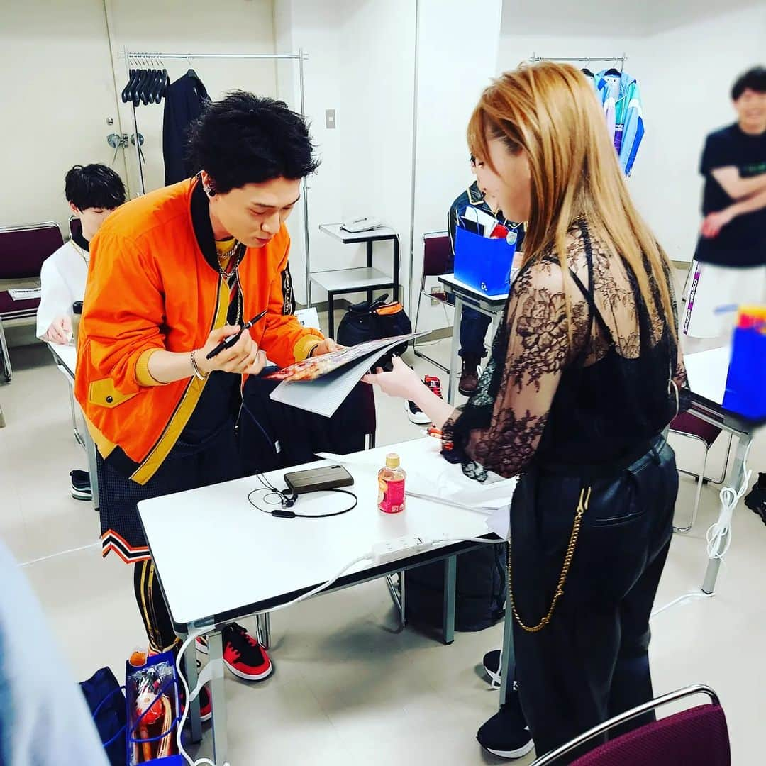 置鮎龍太郎さんのインスタグラム写真 - (置鮎龍太郎Instagram)「#パラライ　オフショット  坊ちゃま、パンフにサインをください行脚（笑）  写真は一部。  私もしましたw  皆からいただけたのかしら？」5月22日 12時41分 - chikichikiko