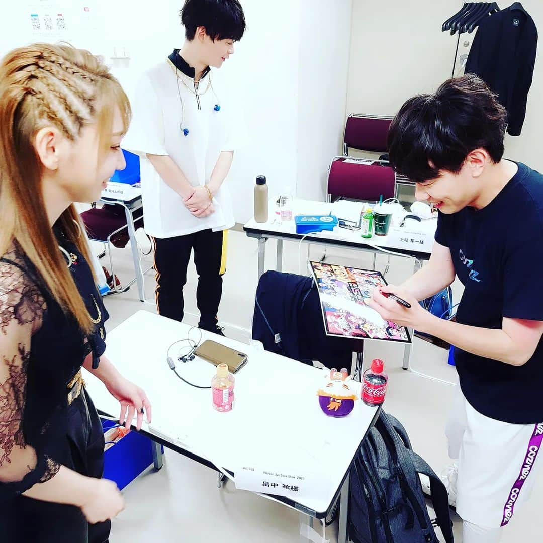 置鮎龍太郎さんのインスタグラム写真 - (置鮎龍太郎Instagram)「#パラライ　オフショット  坊ちゃま、パンフにサインをください行脚（笑）  写真は一部。  私もしましたw  皆からいただけたのかしら？」5月22日 12時41分 - chikichikiko