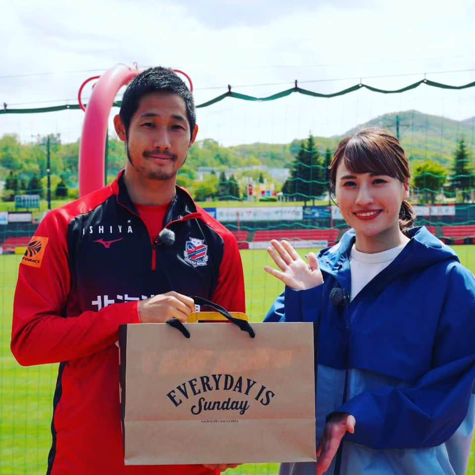 北海道テレビ「イチオシ！モーニング」さんのインスタグラム写真 - (北海道テレビ「イチオシ！モーニング」Instagram)「明日は #北海道コンサドーレ札幌 の  #青木亮太 選手にインタビュー❗  昨シーズン、 #イチモニ と約束した『リーグ戦８ゴール』を達成したということで遅ればせながら青木選手が食べたいと言っていたスイーツをプレゼント！  さらに、鹿島戦で負傷した左足の現状についてや復帰後の目標も語ってくれています！  お楽しみに！ #小俣彩織 #福永裕梨　#htb」5月22日 12時41分 - htb_ichimoni