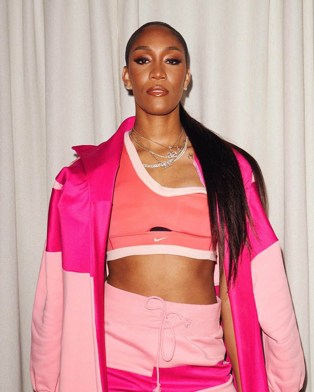 Nike Womenさんのインスタグラム写真 - (Nike WomenInstagram)「✂️💞🪡 Swipe to see the making of the tunnel walk look designer @tiaadeola crafted for WNBA star @aja22wilson for this year’s Tip Off 🏀 She was thinking pink.」5月22日 4時00分 - nikewomen