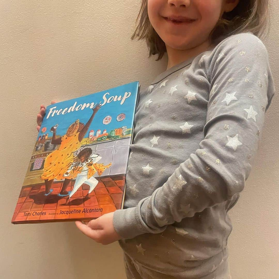 マリーナ・スコーシアーティのインスタグラム：「Freedom Soup! A fun, entertaining, and vibrantly illustrated book. It's a great way for kids to learn an important history of the Haitian people's emancipation from slavery. It's accessible and age appropriate and I totally recommend. (Also, my toothless kid loved it.) #kidslit #consciouskids #freedomsoup #teachkidsempathy #toothfairygoingbroke broke @_jacqueline_alcantara @tamiwrites #skylarlunapj @skylarlunapj」