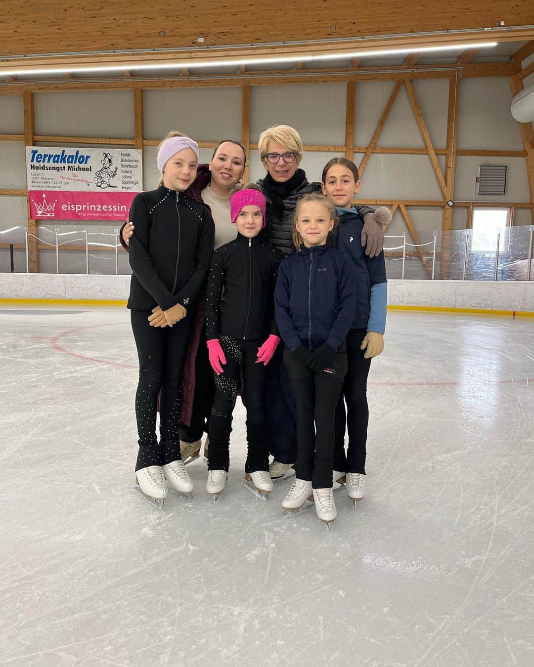 ケルシュティン・フランクのインスタグラム：「Thank you @skateaustria for a great camp with amazing coaches 😊 it was a blast 🫶🏼  @maxima_vienna @katja_raith @irisicedreams @hanna_raith @zlata_agafonova28 @lisamarie.kp @michail_sav  • • • #skateaustria #impulstage #neverstoplearning #neverstopgrowing #alwayssomethingnew #figureskating #isufigureskating #workinghard」
