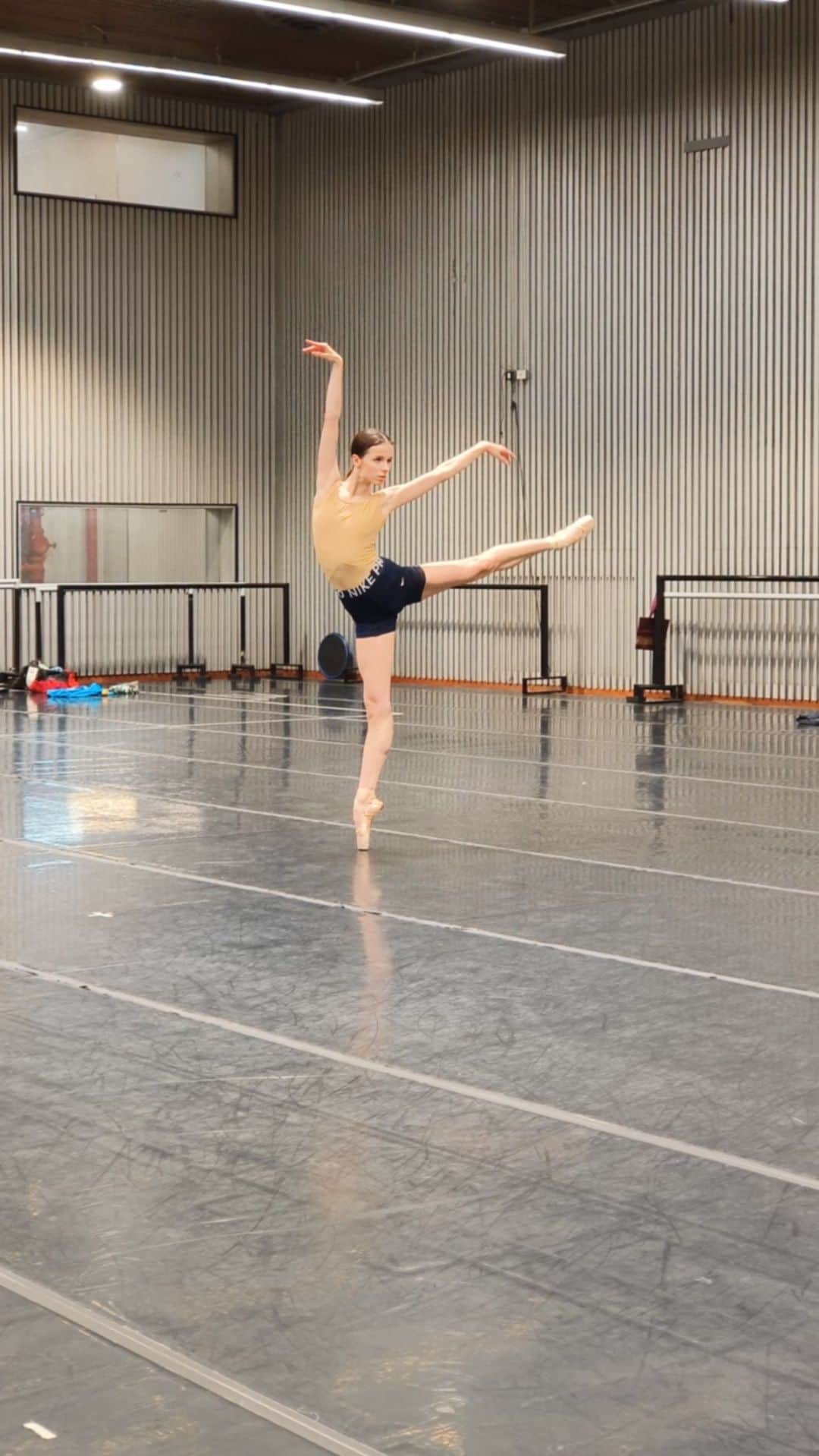 マリア・コーレワのインスタグラム：「Day 3 of rehearsing CARAVAGGIO in Argentina with the legend himself Mauro Bigonzetti, with the great help of Roberto Zamorano 🙏🏻 And of course a total dream come true to be working with @robertobolle 😍 Our performances at @teatrocolon with the beautiful theatre company are going to be on the 28th, 30th and 31st of May ❤️ I’m looking forward to them with my whole heart!!!   Третий день репетиций балета КАРАВАДЖО в Аргентине с Мастро Мауро Бигонцетти и его ассистентом Роберто Заморано 🙏🏻 И, конечно же, до сих пор не верится, что я репетирую с @robertobolle 😍 Наши выступления в @teatrocolon с прекрасной труппой театра состоятся 28, 30 и 31 мая ❤️ Жду их всей душой!!!」