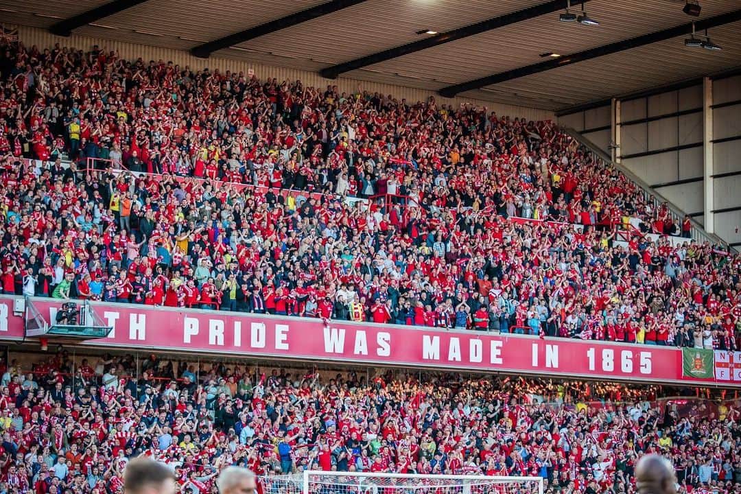 ケイラー・ナバスのインスタグラム：「I have no words to describe the atmosphere at the City Ground.  🔴🔴🔴  No hay palabras para describir la atmósfera del City Ground.」