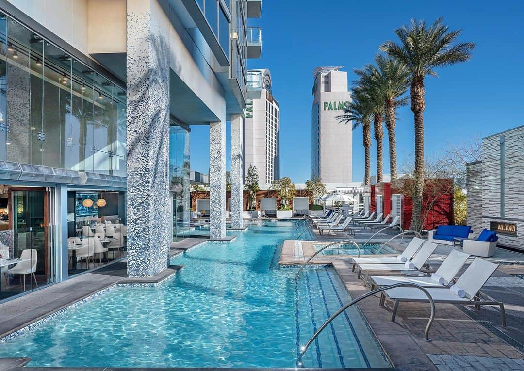 Palms Casino Resortのインスタグラム：「Discover your hidden Oasis at Laguna Pool at Palms Place. Offering spacious, comfortable furniture, and plush loungers. 🌴 Boasting a dynamic wrap around pool, jacuzzi, private cabanas. Laguna Pool House & Kitchen serves delicious, globally influenced food, by Chef John Brunett. Come sip refreshing tropical cocktails, pitchers, and experience our one of a kind bottle service. A laid-back vibe you’ll find nowhere else—come see why locals and visitors alike call ours one of the finest pools in Las Vegas.」