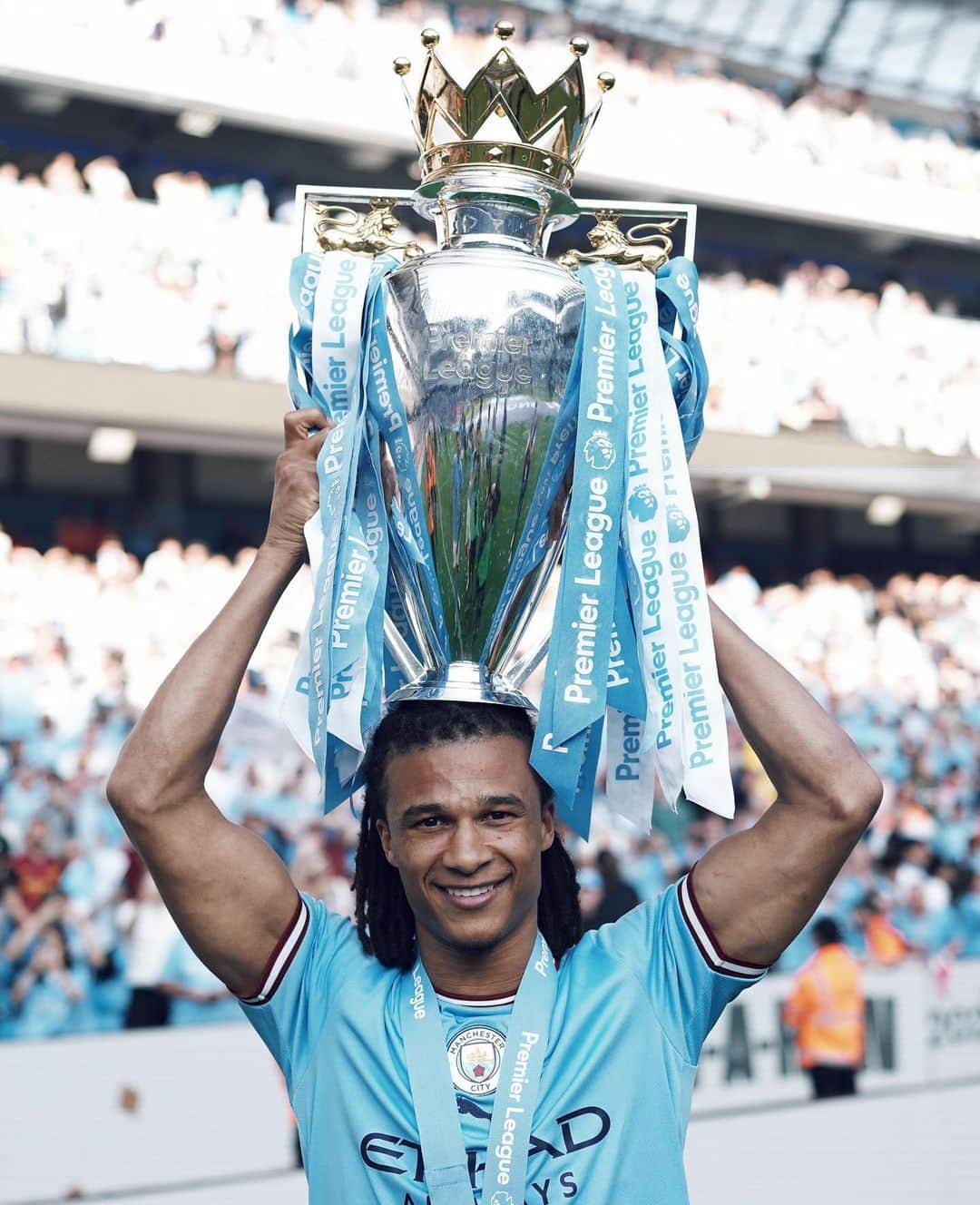 ナタン・アケのインスタグラム：「3 in 3 🏆🏆🏆 What a feeling @premierleague champions 💙」