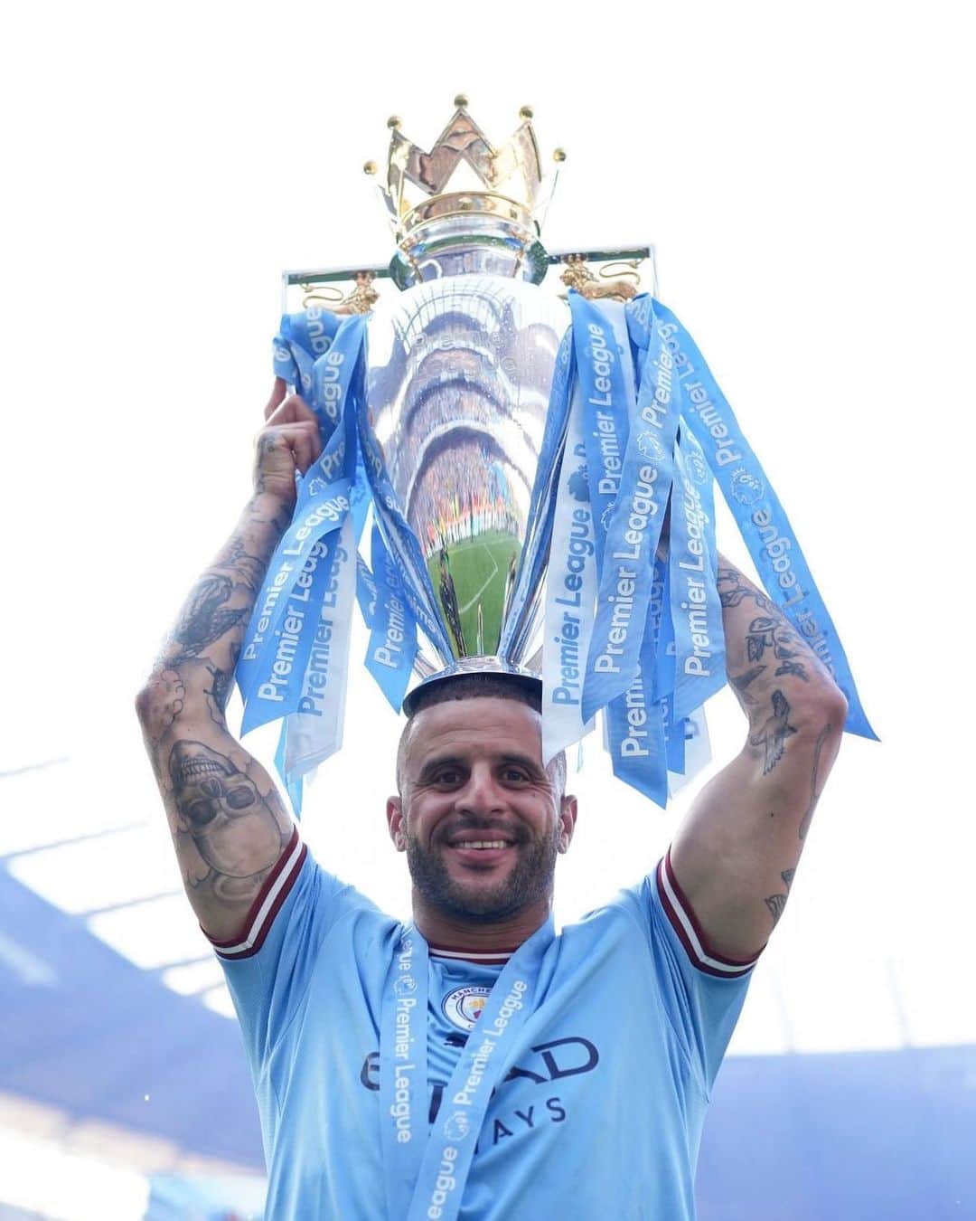 カイル・ウォーカーのインスタグラム：「This feeling never gets old  5th premier league trophy 🏆🏆🏆🏆🏆」