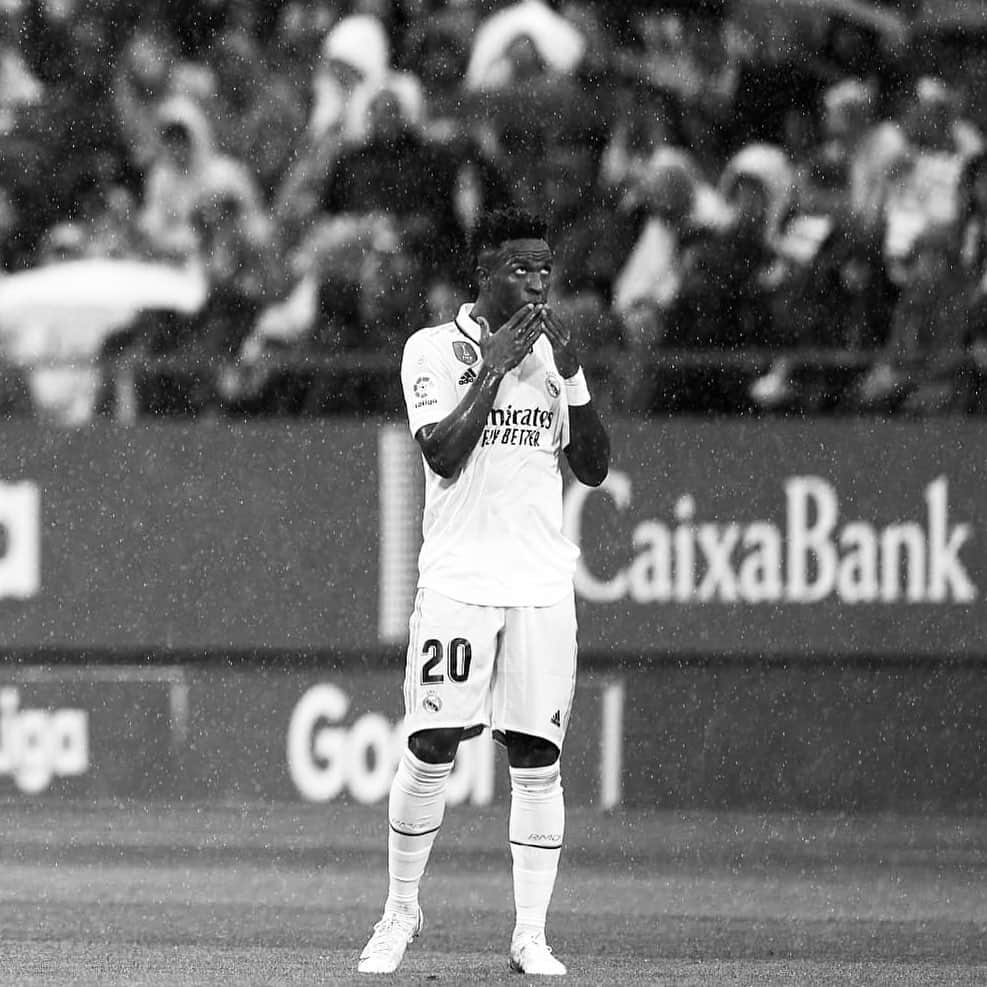 ヴィニシウス・ジュニオールのインスタグラム：「Não foi a primeira vez, nem a segunda e nem a terceira. O racismo é o normal na La Liga.  A competição acha normal, a Federação também e os adversários incentivam. Lamento muito. O campeonato que já foi de Ronaldinho, Ronaldo, Cristiano e Messi, hoje é dos racistas. Uma nação linda, que me acolheu e que amo, mas que aceitou exportar a imagem para o mundo de um país racista. Lamento pelos espanhois que não concordam, mas hoje, no Brasil, a Espanha é conhecida como um país de racistas. E, infelizmente, por tudo o que acontece a cada semana, não tenho como defender. Eu concordo. Mas eu sou forte e vou até o fim contra os racistas. Mesmo que longe daqui. 🖤✊🏿」