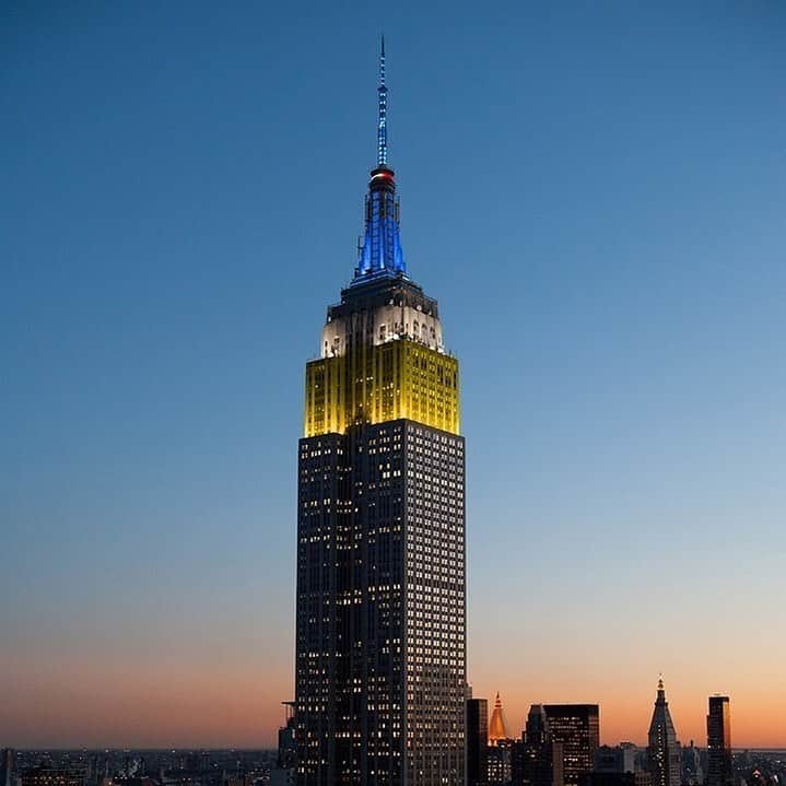 Empire State Buildingさんのインスタグラム写真 - (Empire State BuildingInstagram)「Glowing in yellow, white, and blue tonight in honor of EMS Week @fdny」5月22日 5時25分 - empirestatebldg