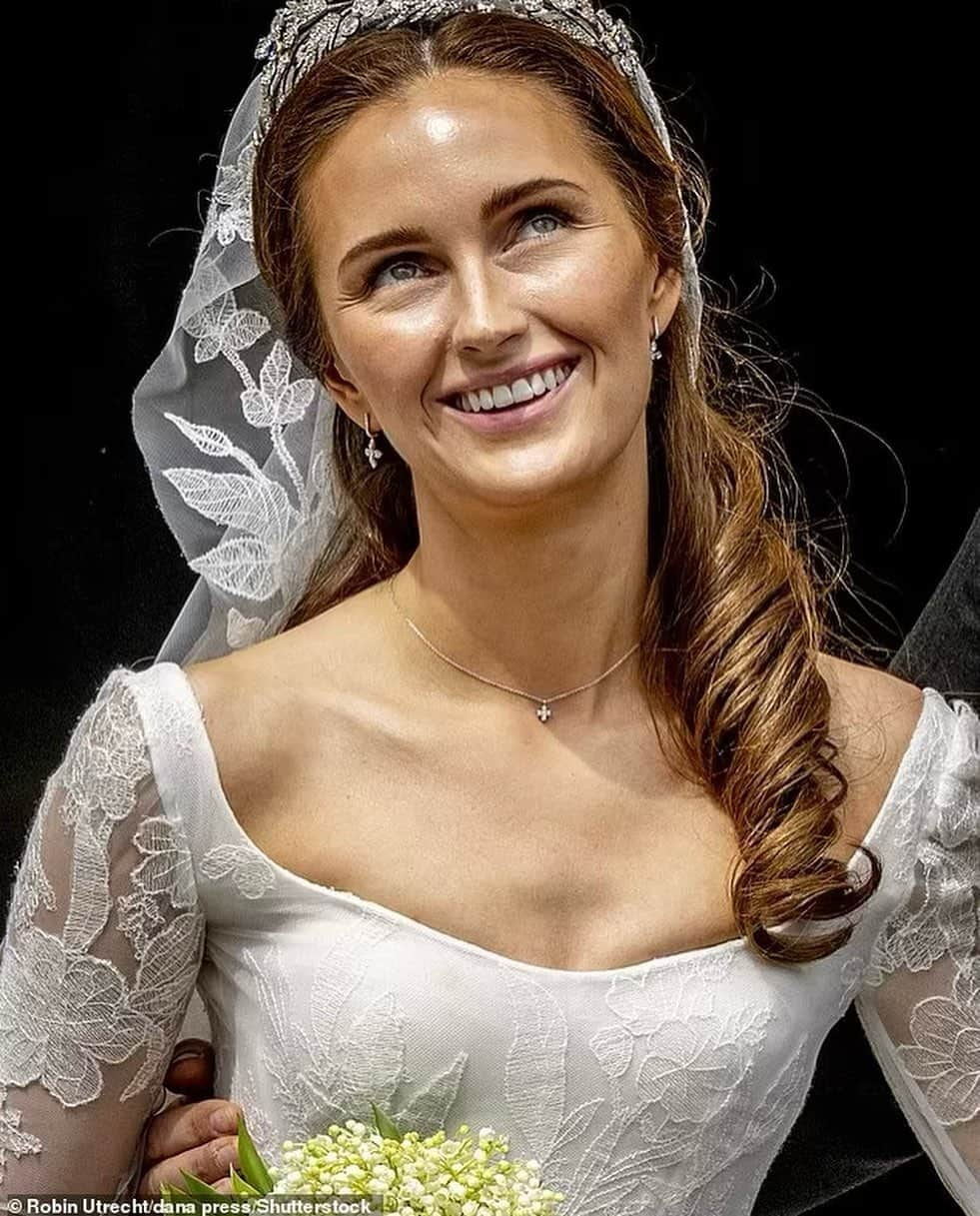 リームアクラのインスタグラム：「A Royal Wedding! Princess Sophie-Alexandra Evekink was married yesterday to Prince Ludwig of Bavaria. The bride stepped out in a Reem Acra lace wedding gown featuring a swooping neckline, A-line skirt and gorgeous lace sleeves. We are honored to have been part of this lavish wedding! #royalwedding #Bavaria #Germany #princess #prince  #reemacra #reemacrawedding」