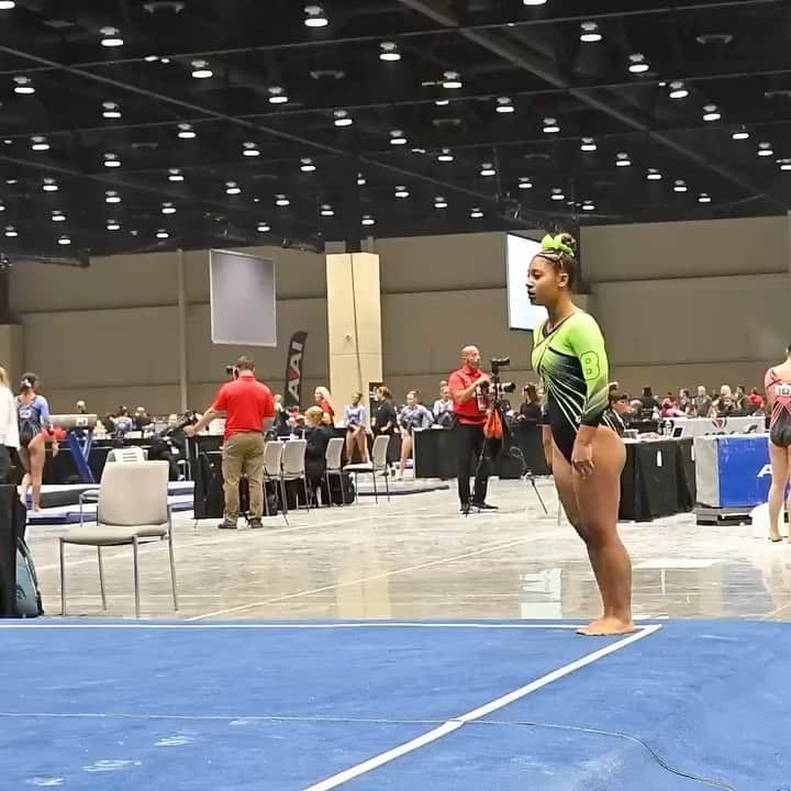 Inside Gymnasticsのインスタグラム：「One of our favorite performers from Level 10 Nationals! Nina Ballou everyone! 👑   Posted @withregram • @_nina.symone Crown Her👸🏽 #2xnattychamp  . . 🥇Floor: 9.85 🥈AA: 38.825 🥉Bars: 9.85」