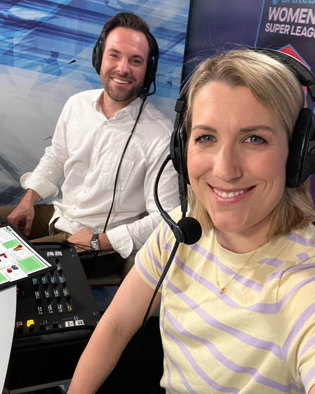 Verena Faisstのインスタグラム：「Hier war viel los diese Woche. Fußball, Fußball, Fußball - so lieb ich das! ⚽️  1. Titelkampf in der @barclayswsl mit @skysportwomen 🤘🏼 2. Titelkampf in der @liga mit @br24sport & 3. Pokalfinale vor 44808 Zuschauern zwischen dem @vfl.wolfsburg.frauen und den @sc_freiburg_frauen  Gut, dann könnte ich mich ja jetzt wieder aufs lernen fokussieren 📚🧘🏼‍♀️  Tschöööööö✌🏼  #barclayswsl #dieliga #brsport」