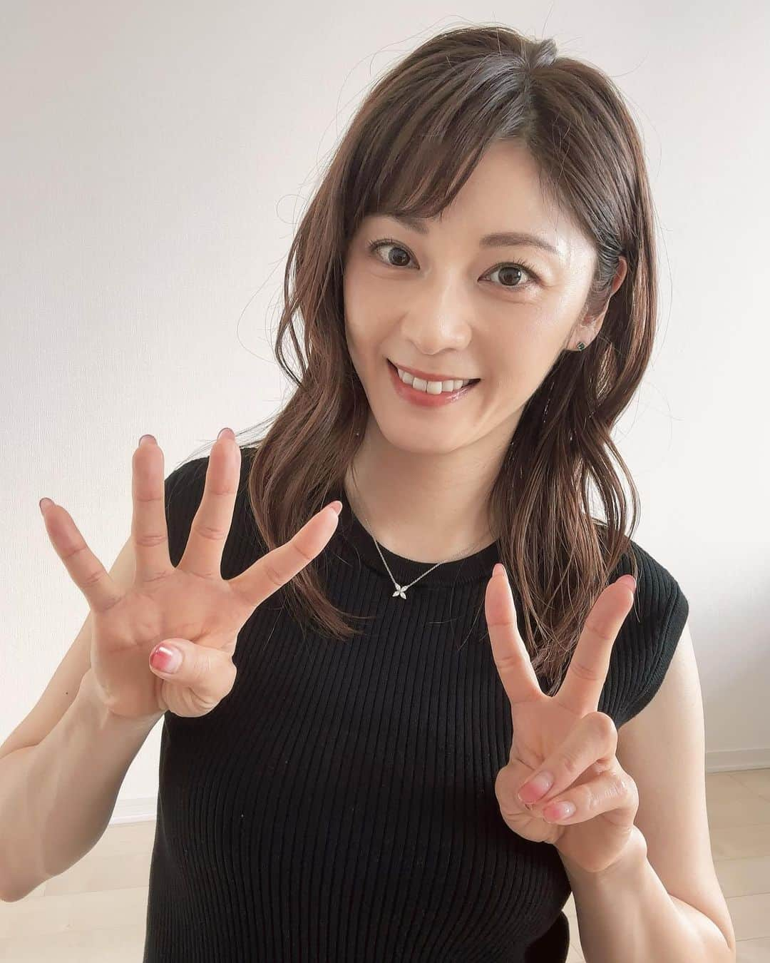 原史奈さんのインスタグラム写真 - (原史奈Instagram)「本日お誕生日を迎えまして 42歳になりました〜✨ 皆様いつも応援ありがとうございます😊 おかげさまで心身ともに健康に お誕生日を迎えることができました❣️ 1年1年あっという間に過ぎていってしまいますが時間を無駄にすることなく 目標に向かって諦めない心を持ち続けたいと思っています😌 これからも応援宜しくお願いします‼️ #お誕生日 #42歳 #感謝 #これからも宜しくお願いします  #原史奈  #ゴルフ #ゴルフレッスン #ゴルフ女子 #ゴルフ大好き #golf #ゴルフウエア #ゴルフコーデ #ゴルフグッズ #ゴルフ動画 #ping #ピン #ping女子 #gle2 #g410 #even #archivio #アルチビオ #cuartounited #instagolf」5月22日 5時37分 - fuminahara