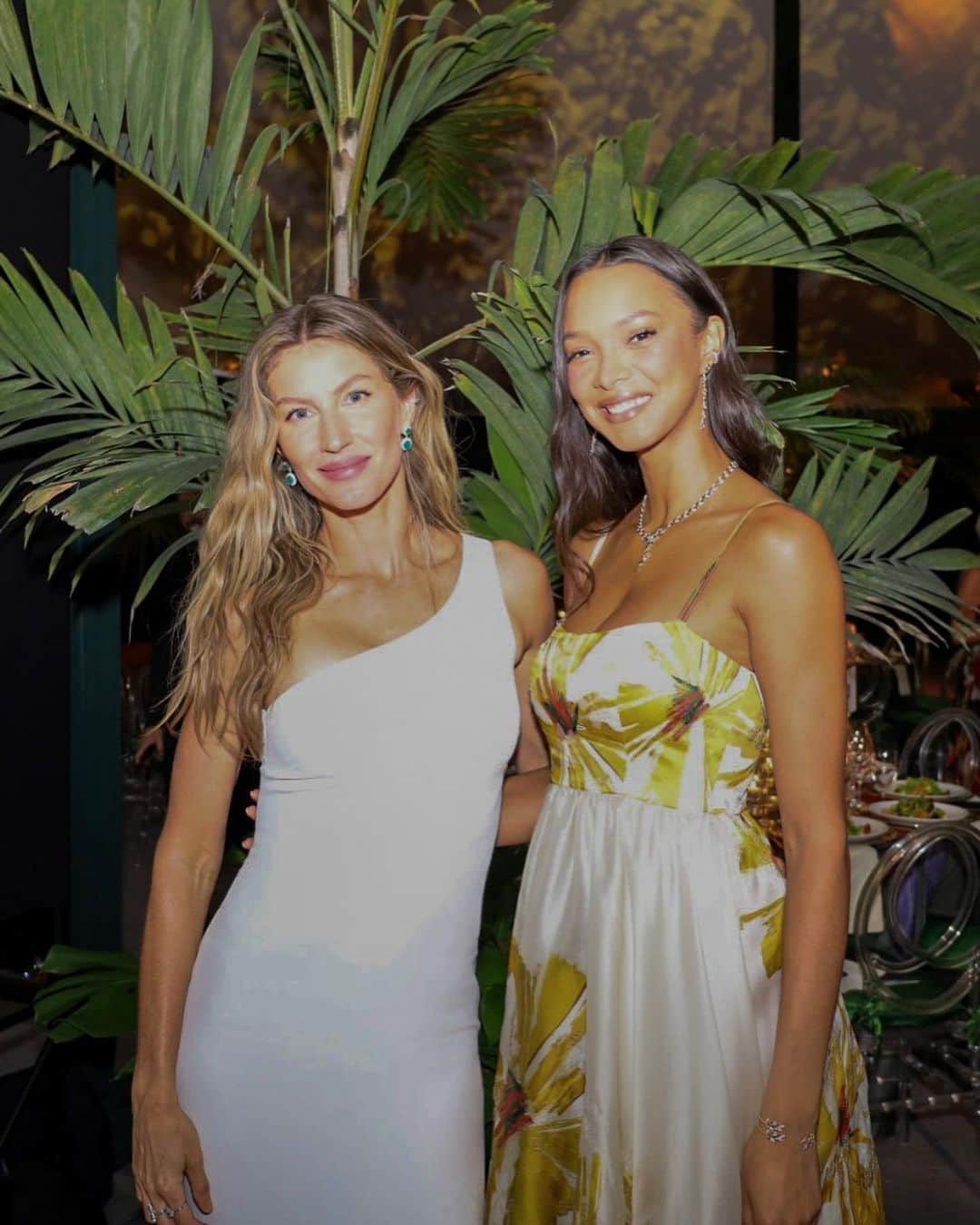 ライス・リベイロさんのインスタグラム写真 - (ライス・リベイロInstagram)「Beautiful and inspiring night in Miami for Luz Alliance Fund @brazilfound 🍃☘️ Styling @dhunia  Jewelry @vivaraonline  📸 by @yisusph Hair and makeup by @tzahimusa」5月22日 5時40分 - laisribeiro