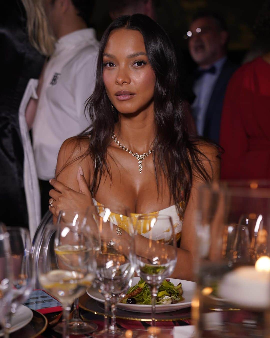 ライス・リベイロのインスタグラム：「Beautiful and inspiring night in Miami for Luz Alliance Fund @brazilfound 🍃☘️ Styling @dhunia  Jewelry @vivaraonline  📸 by @yisusph Hair and makeup by @tzahimusa」